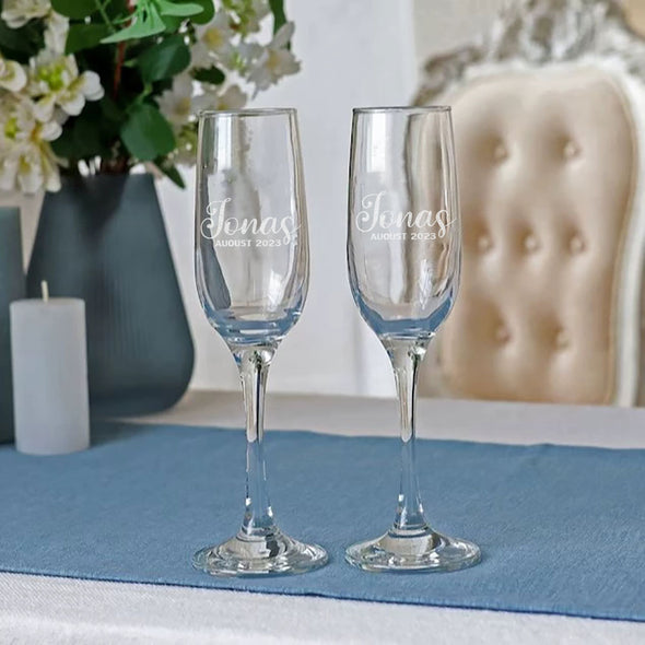 Personalized Wedding Glass Set of 2 Groom and Bride Champagne Flute Mr and Mrs Champagne Glasses Wedding Gifts