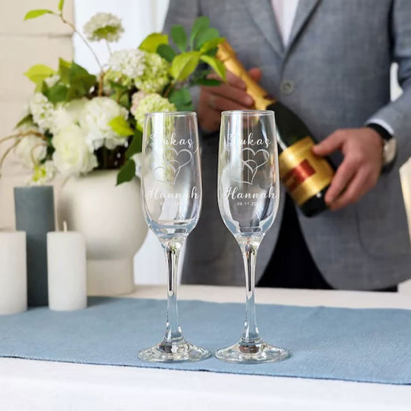 Personalized Wedding Glass Set of 2 Groom and Bride Champagne Flute Mr and Mrs Champagne Glasses Wedding Gifts
