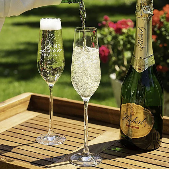 Personalized Wedding Glass Set of 2 Groom and Bride Champagne Flute Mr and Mrs Champagne Glasses Wedding Gifts