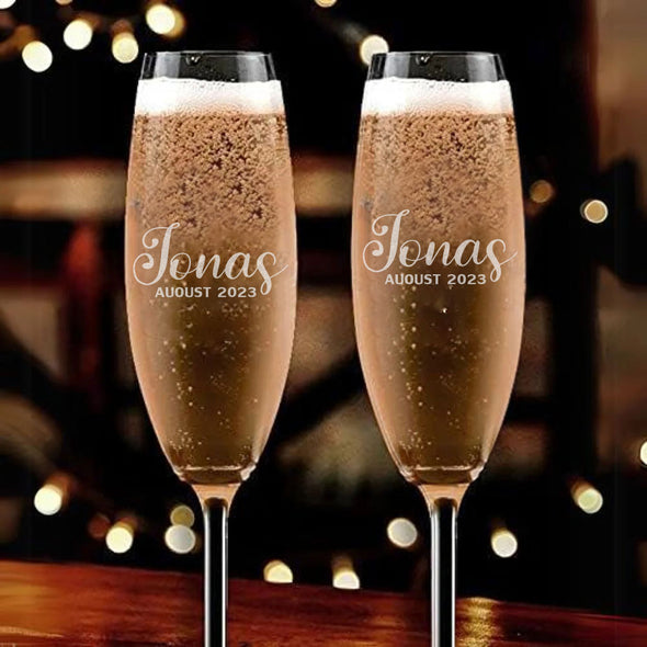 Personalized Wedding Glass Set of 2 Groom and Bride Champagne Flute Mr and Mrs Champagne Glasses Wedding Gifts