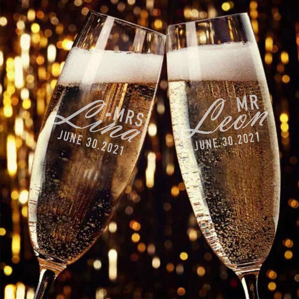 Personalized Wedding Glass Set of 2 Groom and Bride Champagne Flute Mr and Mrs Champagne Glasses Wedding Gifts