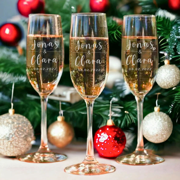 Personalized Wedding Glass Set of 2 Groom and Bride Champagne Flute Mr and Mrs Champagne Glasses Wedding Gifts